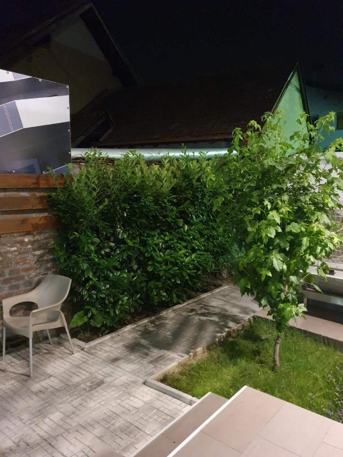 Central Point Валево Екстериор снимка